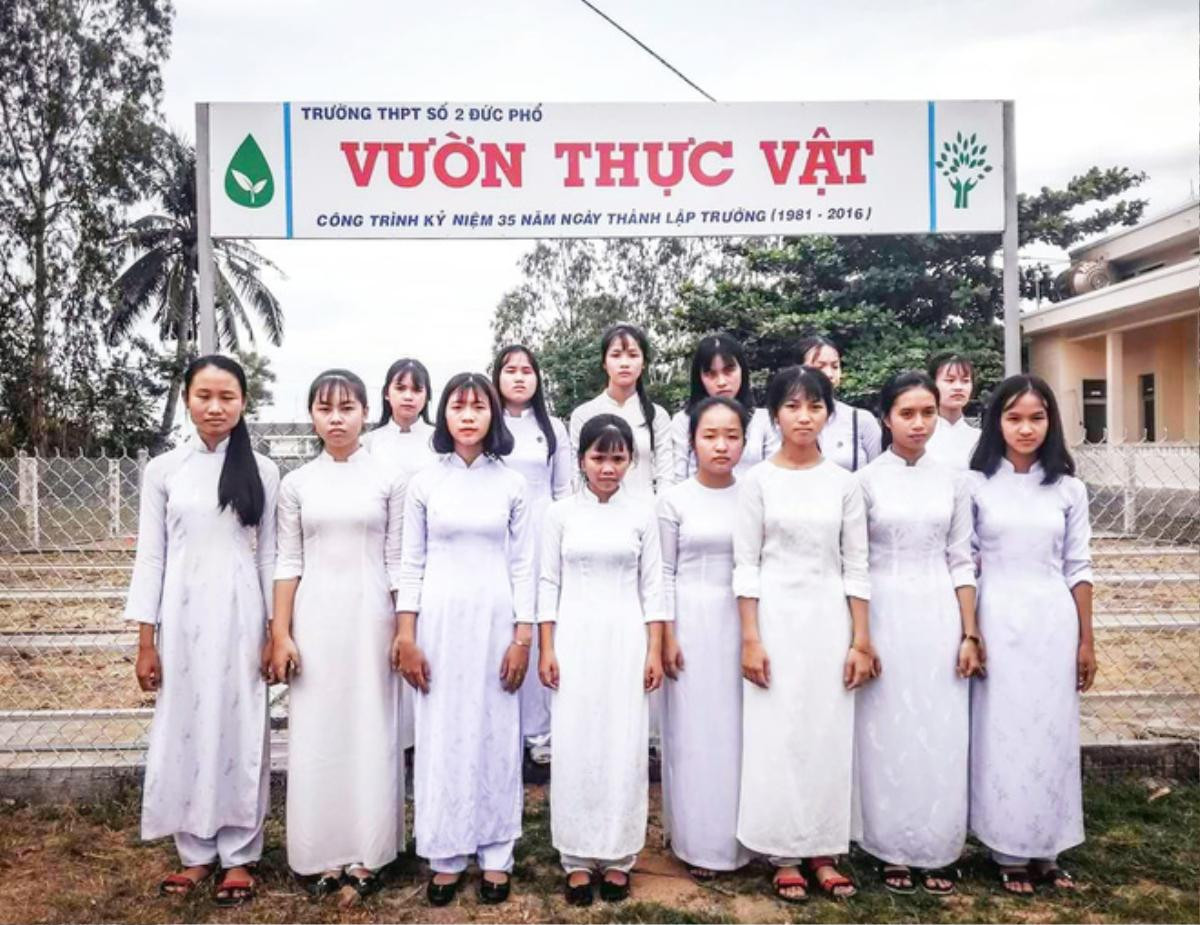 Lên mạng nhờ 'thánh photoshop' chỉnh màu ảnh tốt nghiệp, anh chàng nhận về nguyên album từ poster phim ma 'trăm người một biểu cảm' Ảnh 2