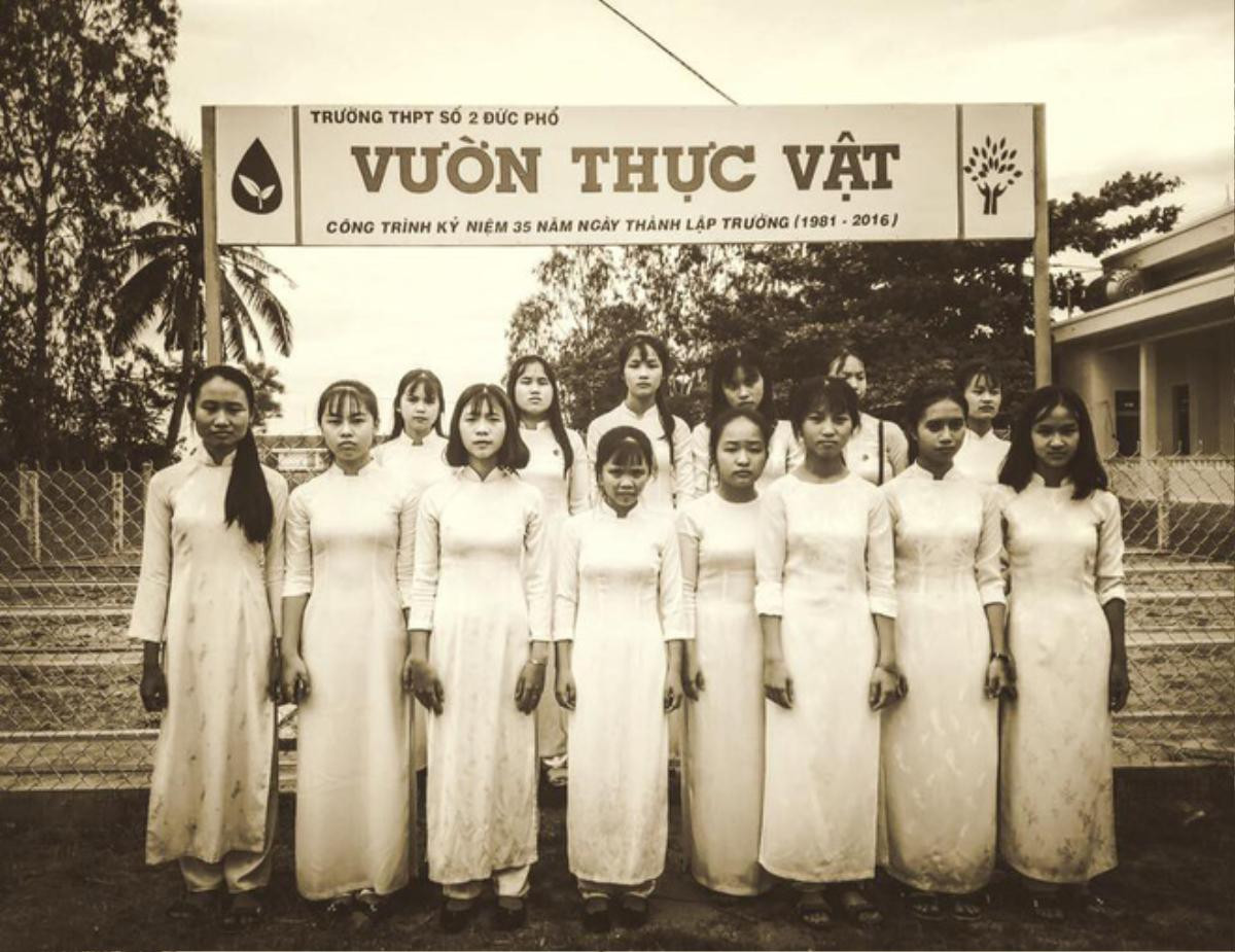 Lên mạng nhờ 'thánh photoshop' chỉnh màu ảnh tốt nghiệp, anh chàng nhận về nguyên album từ poster phim ma 'trăm người một biểu cảm' Ảnh 4