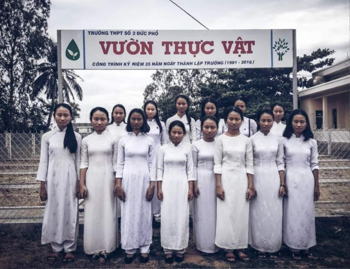 Lên mạng nhờ 'thánh photoshop' chỉnh màu ảnh tốt nghiệp, anh chàng nhận về nguyên album từ poster phim ma 'trăm người một biểu cảm' Ảnh 6