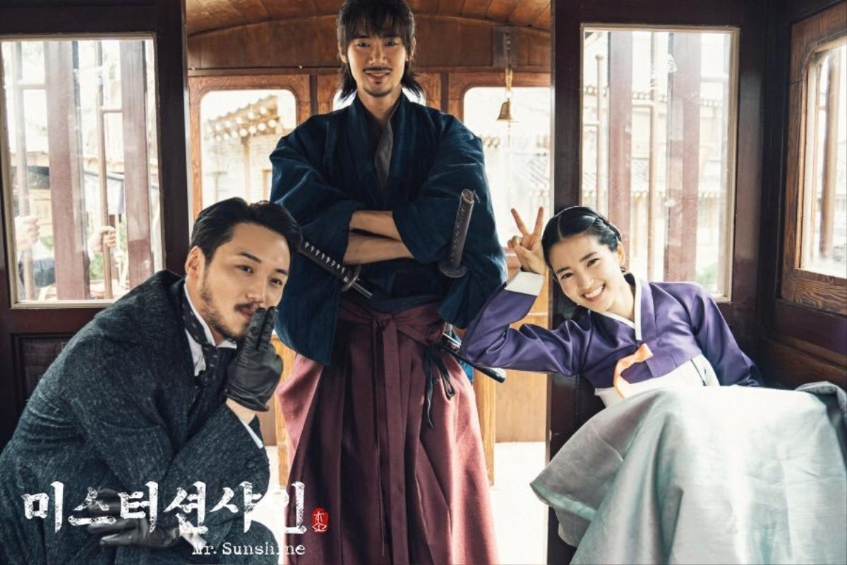 Ảnh hậu trường hiếm hoi của Lee Byung Hun, Kim Tae Ri và Yoo Yeon Seok trong 'Mr. Sunshine' Ảnh 23