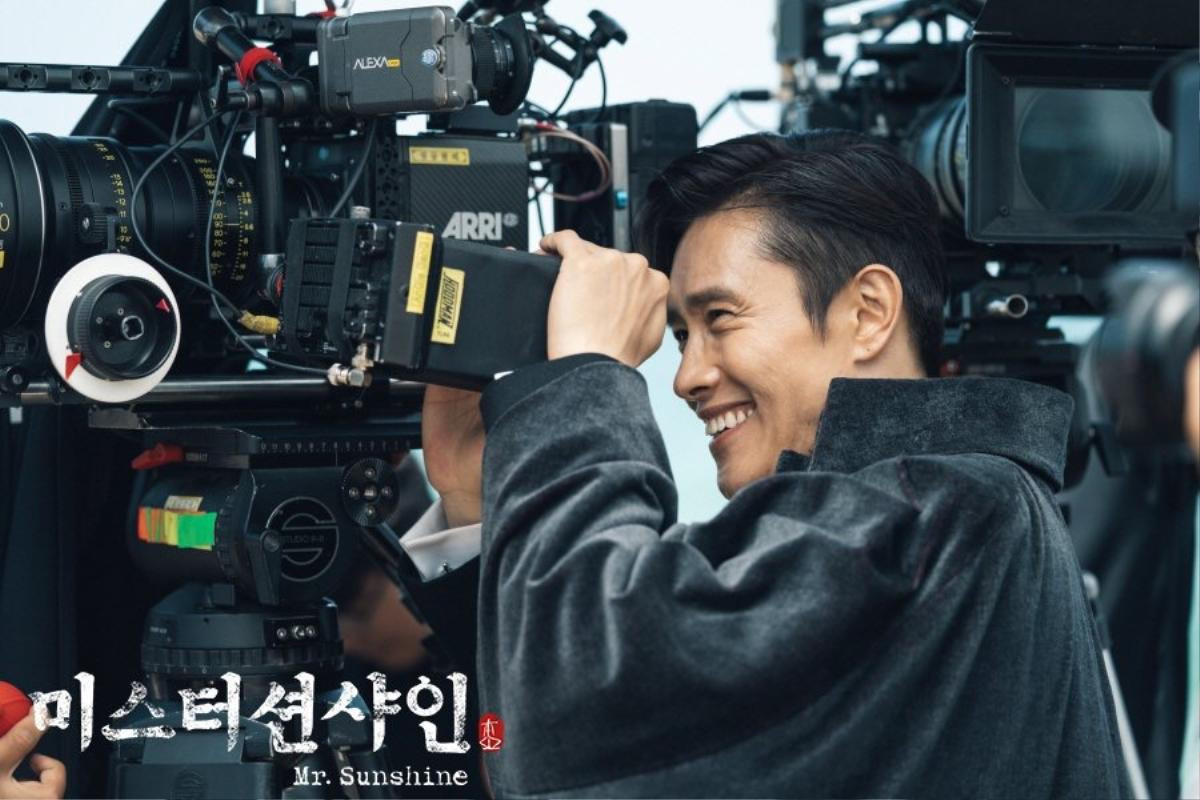 Ảnh hậu trường hiếm hoi của Lee Byung Hun, Kim Tae Ri và Yoo Yeon Seok trong 'Mr. Sunshine' Ảnh 1