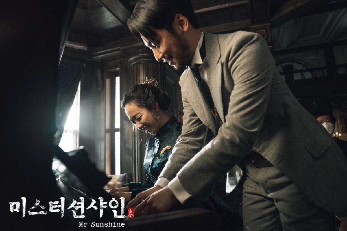 Ảnh hậu trường hiếm hoi của Lee Byung Hun, Kim Tae Ri và Yoo Yeon Seok trong 'Mr. Sunshine' Ảnh 17