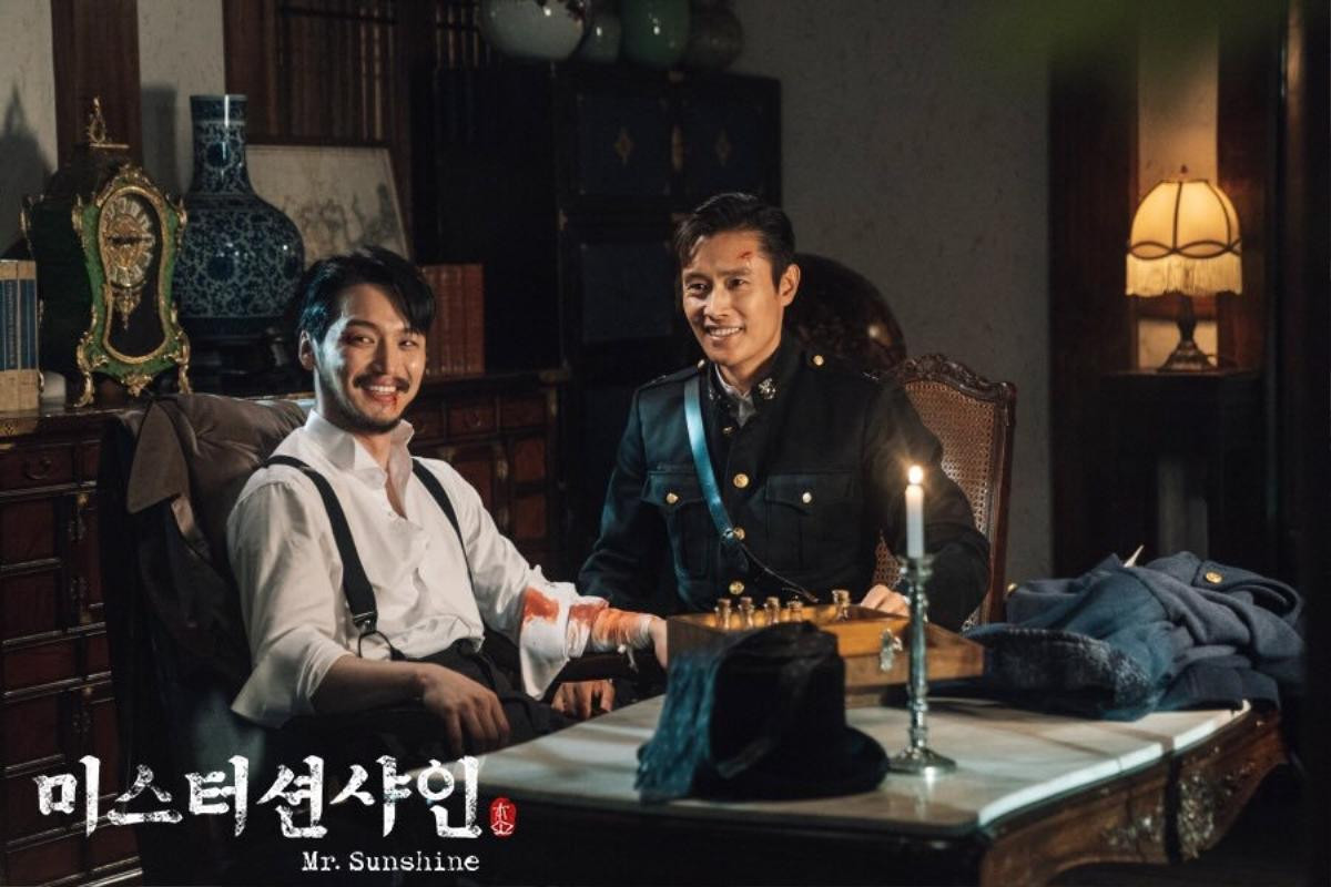 Ảnh hậu trường hiếm hoi của Lee Byung Hun, Kim Tae Ri và Yoo Yeon Seok trong 'Mr. Sunshine' Ảnh 21