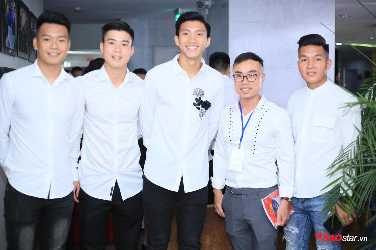 Nhã Phương - Hoa hậu Đỗ Mỹ Linh cùng diện đầm khoe vai trần gợi cảm tại VTV Awards 2018 Ảnh 20