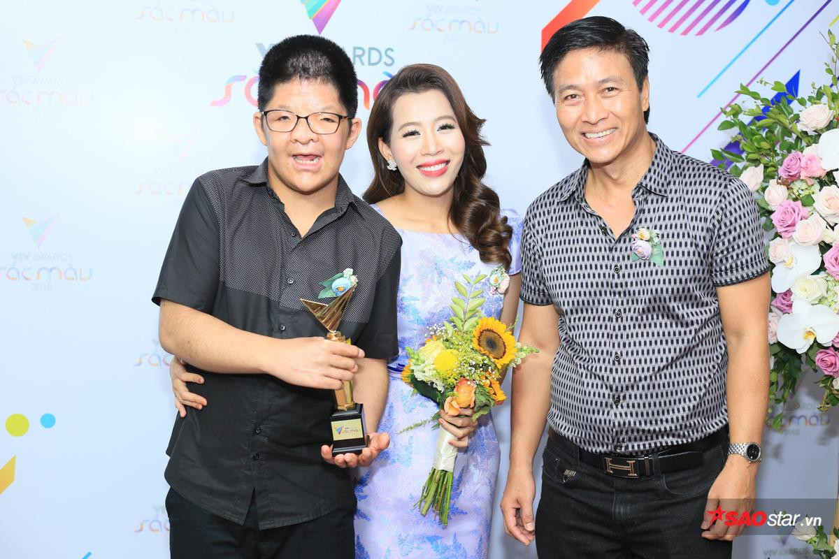 Nhã Phương - Hoa hậu Đỗ Mỹ Linh cùng diện đầm khoe vai trần gợi cảm tại VTV Awards 2018 Ảnh 16