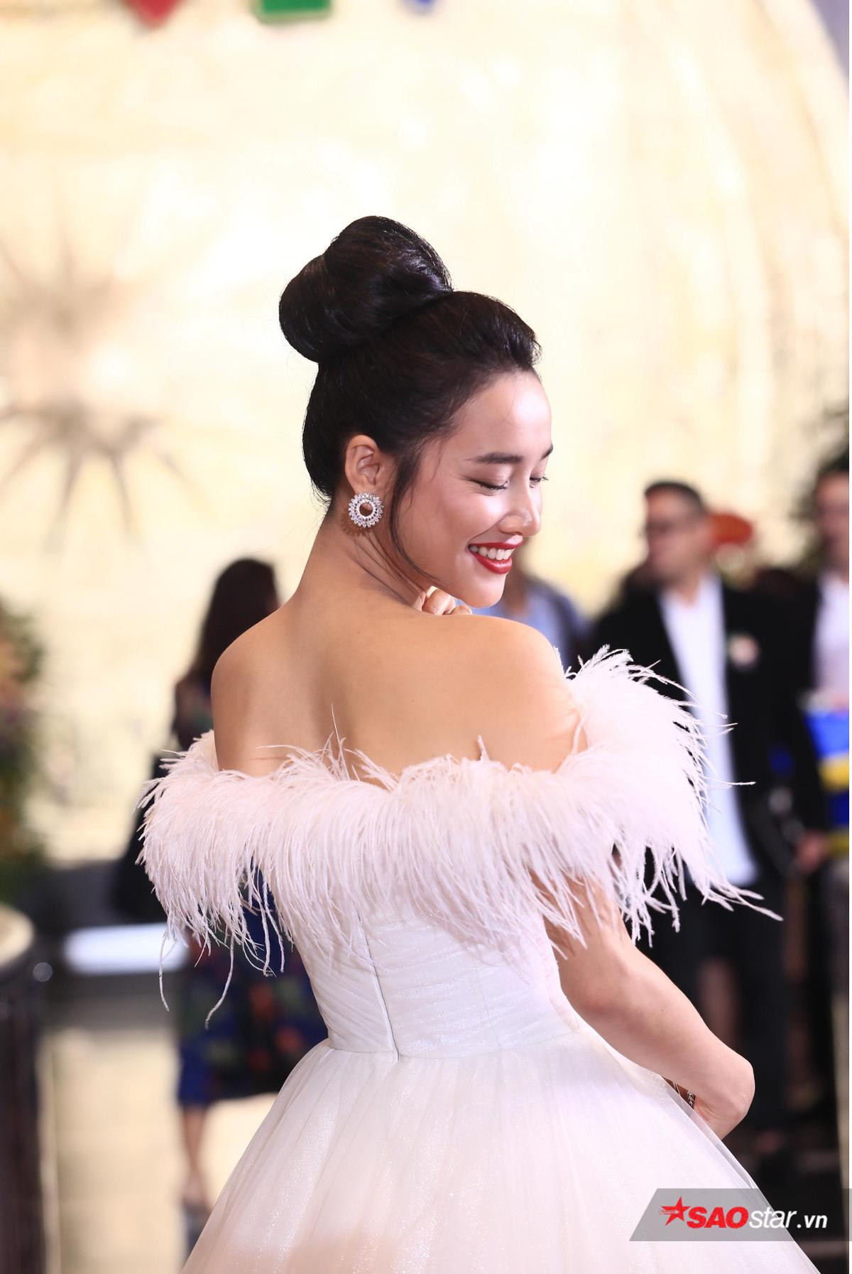 Nhã Phương - Hoa hậu Đỗ Mỹ Linh cùng diện đầm khoe vai trần gợi cảm tại VTV Awards 2018 Ảnh 3