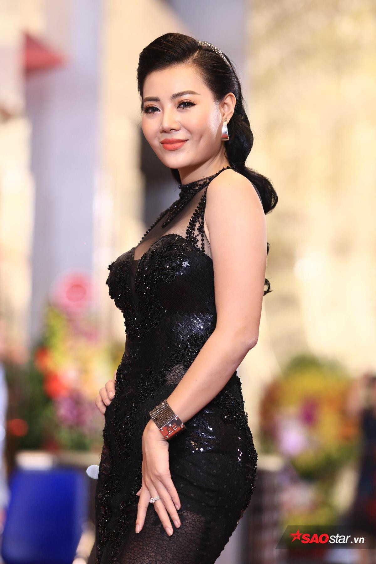 Nhã Phương - Hoa hậu Đỗ Mỹ Linh cùng diện đầm khoe vai trần gợi cảm tại VTV Awards 2018 Ảnh 9