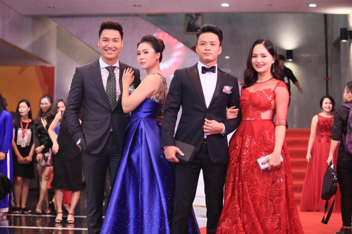 Nhã Phương - Hoa hậu Đỗ Mỹ Linh cùng diện đầm khoe vai trần gợi cảm tại VTV Awards 2018 Ảnh 11