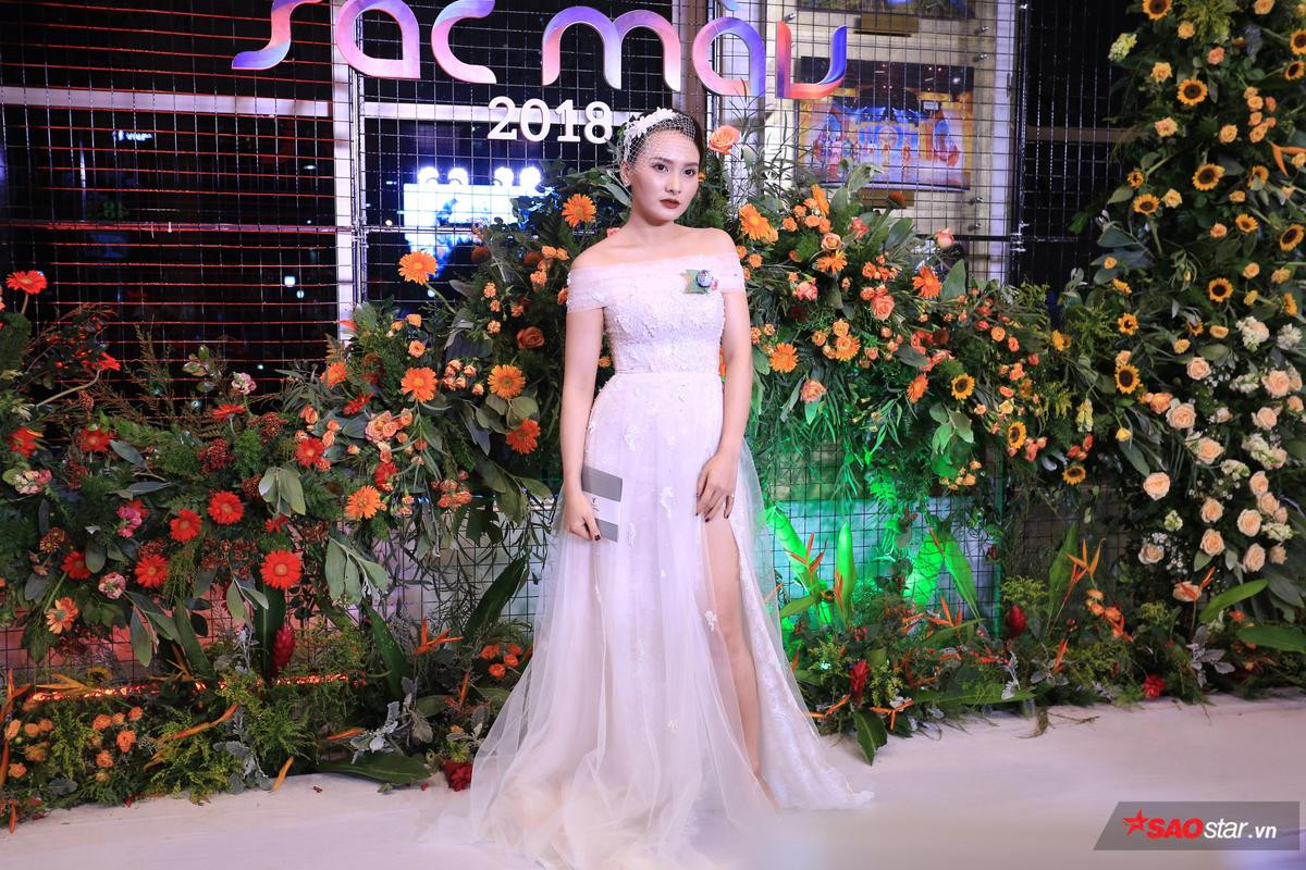 Nhã Phương - Hoa hậu Đỗ Mỹ Linh cùng diện đầm khoe vai trần gợi cảm tại VTV Awards 2018 Ảnh 6