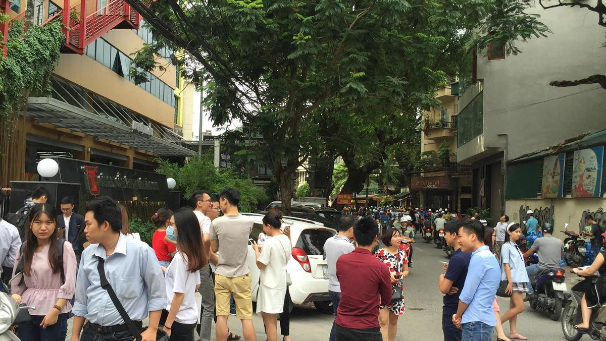 Hà Nội: Hàng trăm nhân viên văn phòng hoảng loạn chạy ra đường khi tòa nhà cao tầng rung lắc mạnh Ảnh 3