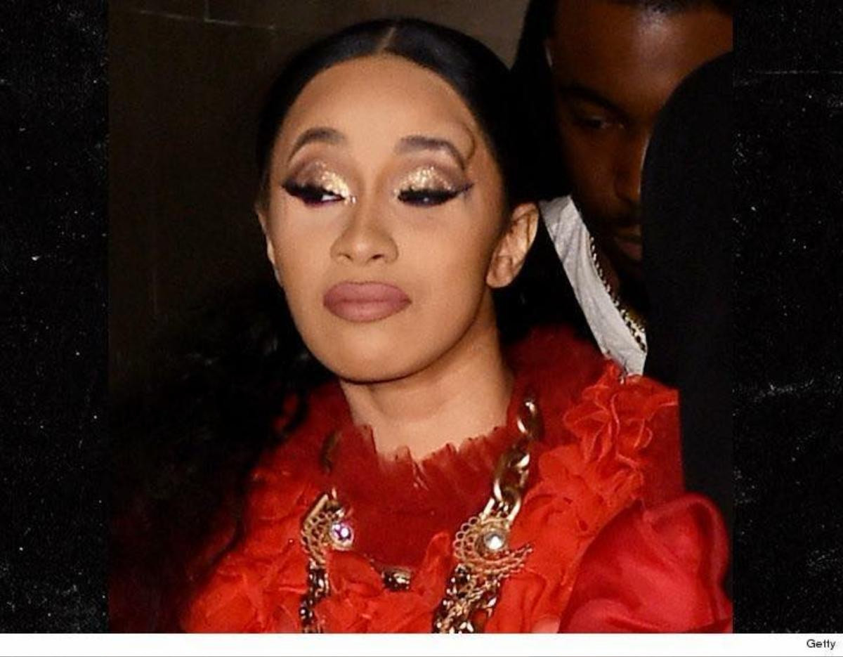 Vụ 'ẩu đả thế kỉ': Cardi B quăng guốc và nhận ngay cú đấm 'thấu trời', sưng cả mặt từ Nicki Minaj! Ảnh 3