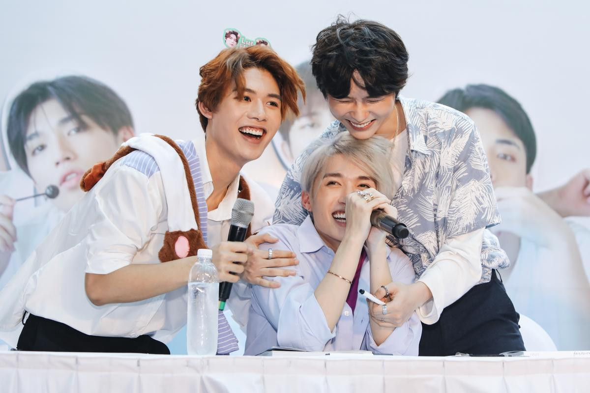 Click xem ngay: Clip đánh nhau 'sặc mùi' đam mỹ của Cody và Toki ngay tại fansign Uni5! Ảnh 9