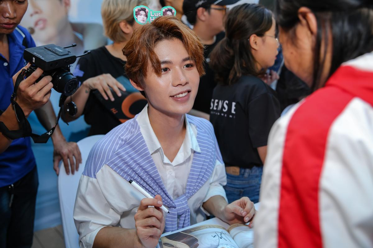 Click xem ngay: Clip đánh nhau 'sặc mùi' đam mỹ của Cody và Toki ngay tại fansign Uni5! Ảnh 7