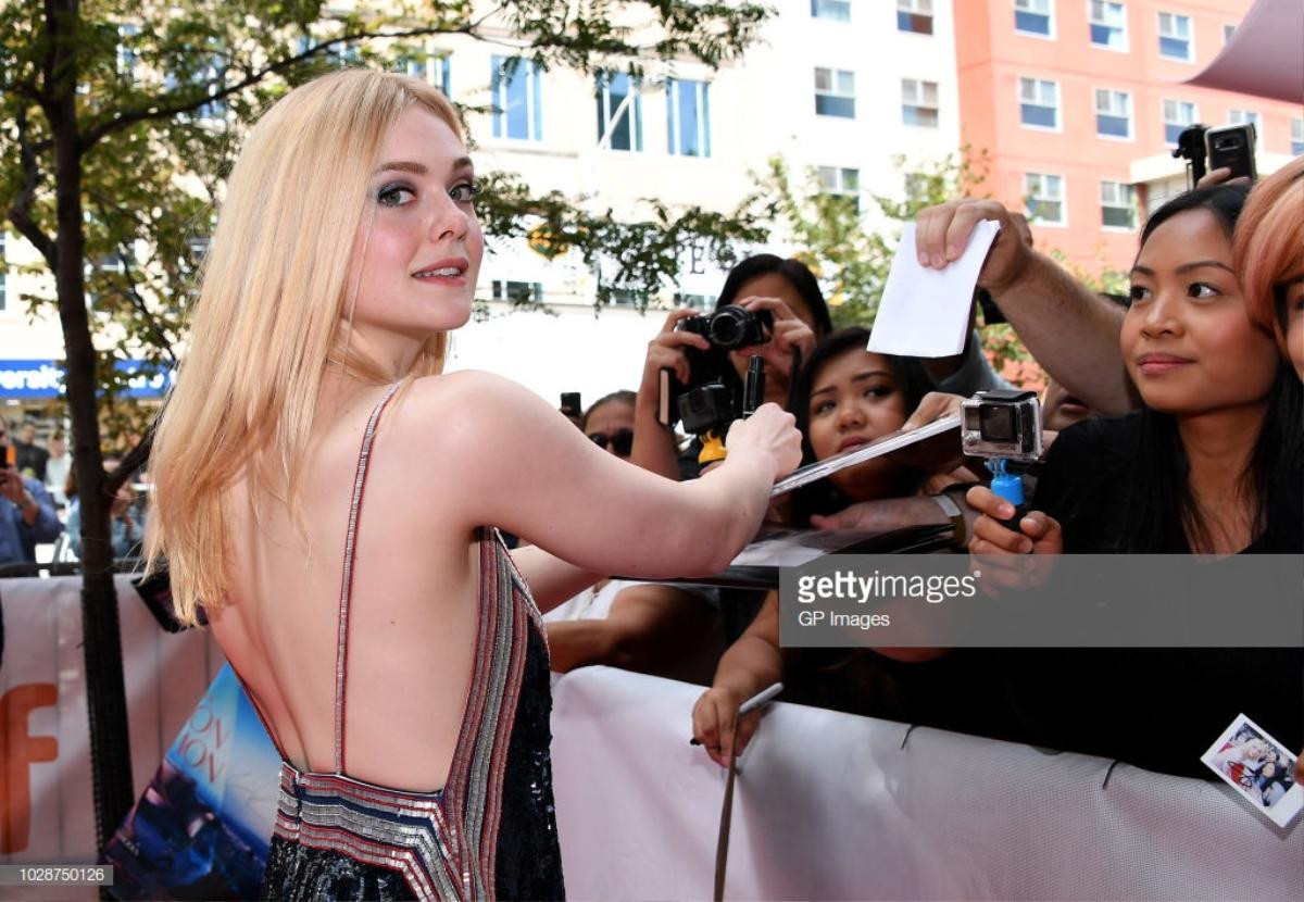 'Tiên nữ' Hollywood Elle Fanning hở táo bạo tại LHP Quốc tế Toronto Ảnh 13