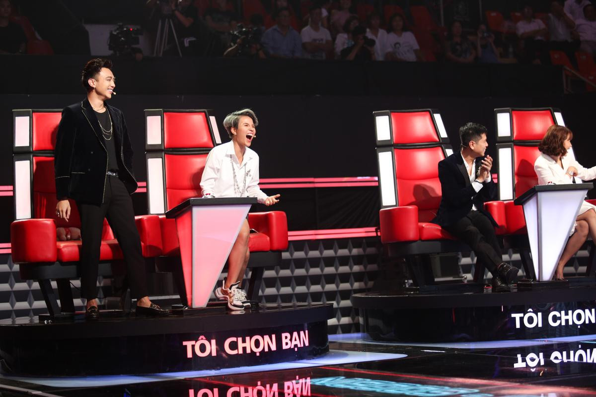 Tập 1 - The Voice Kids: Hot như phim cung đấu, bộ sậu quyền lực tung chiêu 'độc' để 'giành giựt' thí sinh Ảnh 1