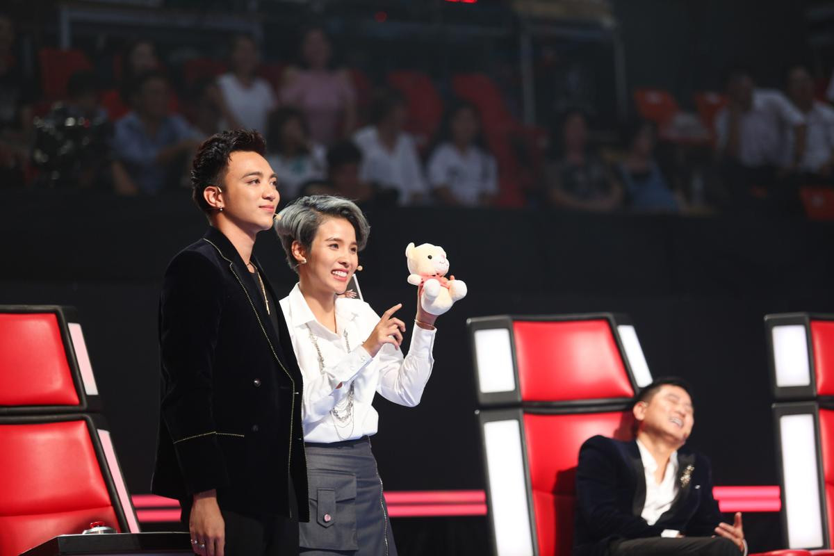 Tập 1 - The Voice Kids: Hot như phim cung đấu, bộ sậu quyền lực tung chiêu 'độc' để 'giành giựt' thí sinh Ảnh 7