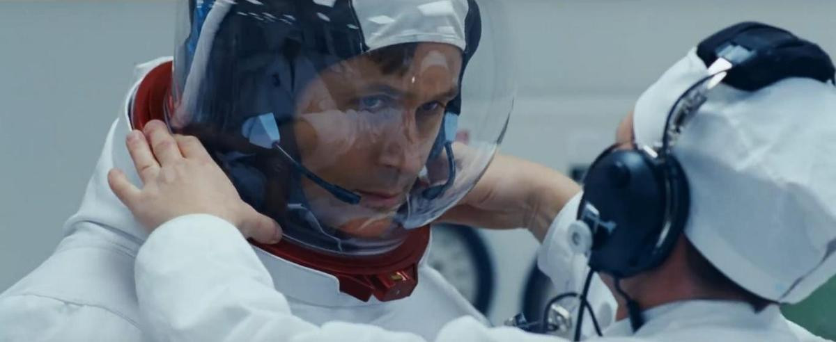 Review ‘First Man' từ giới chuyên môn: Liệu diễn xuất của Ryan Gosling có trở nên nhạt nhòa khi vào vai Neil Armstrong? Ảnh 2