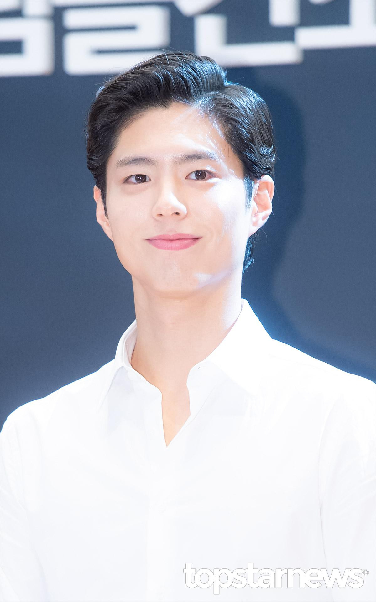 Diện mạo hoàng tử bạch mã biến mất sau 1 ngày, Park Bo Gum lại 'xuề xòa' vén tóc tại sân bay Ảnh 2