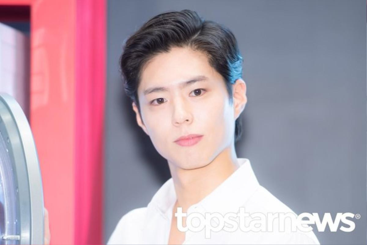 Diện mạo hoàng tử bạch mã biến mất sau 1 ngày, Park Bo Gum lại 'xuề xòa' vén tóc tại sân bay Ảnh 4