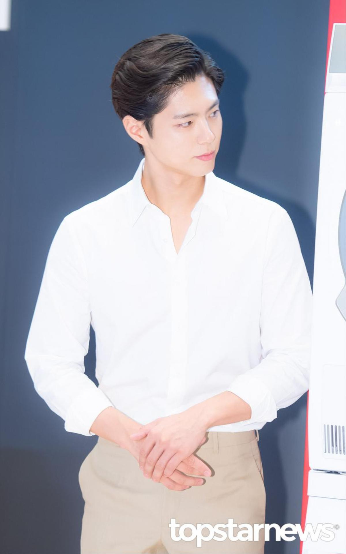 Diện mạo hoàng tử bạch mã biến mất sau 1 ngày, Park Bo Gum lại 'xuề xòa' vén tóc tại sân bay Ảnh 6