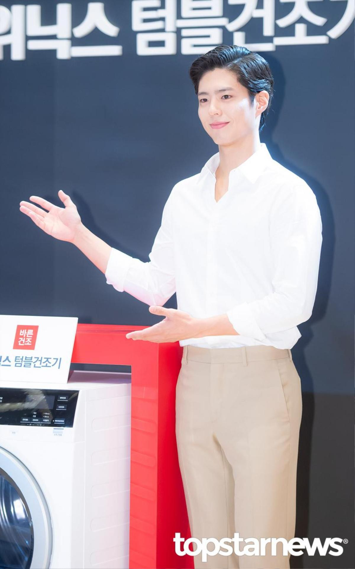 Diện mạo hoàng tử bạch mã biến mất sau 1 ngày, Park Bo Gum lại 'xuề xòa' vén tóc tại sân bay Ảnh 5