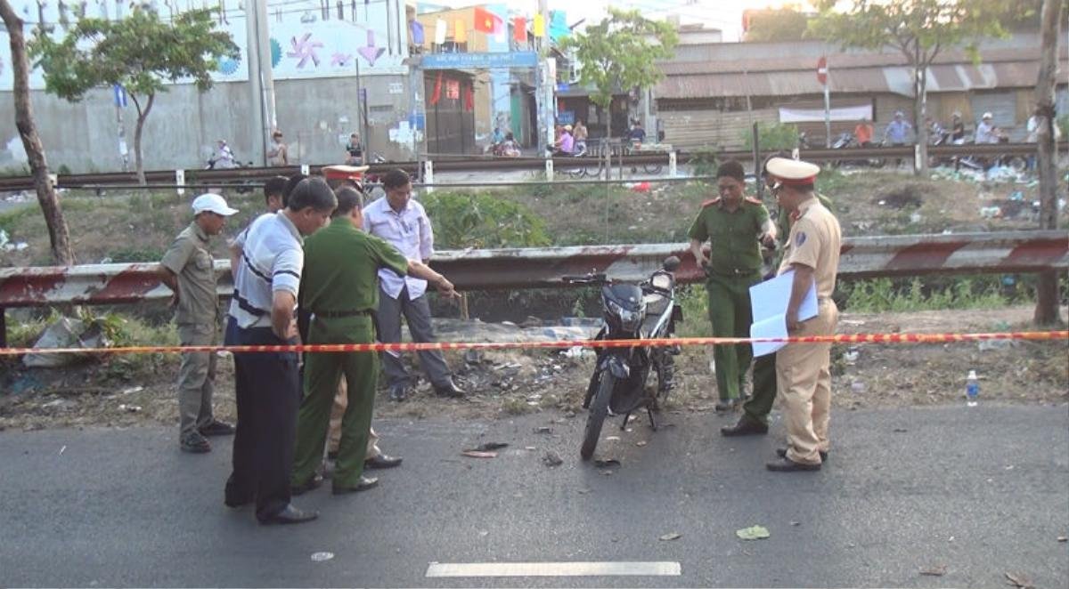 Tá hỏa phát hiện nam thanh niên nằm chết bất thường cạnh xe máy ven quốc lộ Ảnh 1