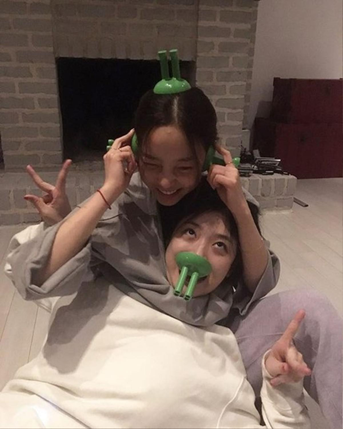 Goo Hara - Sulli: Đôi bạn thân khuấy đảo Kbiz, đánh bồ, chụp ảnh gợi cảm và cả tự tử Ảnh 2