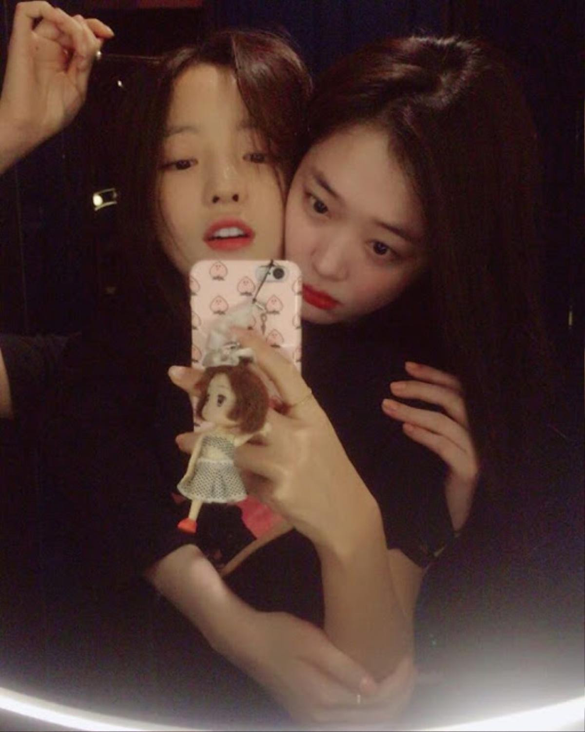 Goo Hara - Sulli: Đôi bạn thân khuấy đảo Kbiz, đánh bồ, chụp ảnh gợi cảm và cả tự tử Ảnh 1