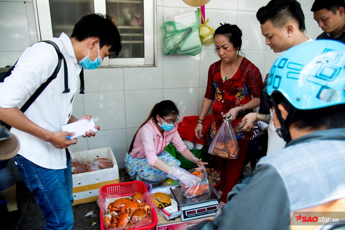 Bị tố bán cua thúi, dì Ba lên tiếng: 'Cho thử trước khi mua, bao đổi trả nếu có vấn đề nhưng cô kia đến chửi mà không đem theo con cua nào' Ảnh 8