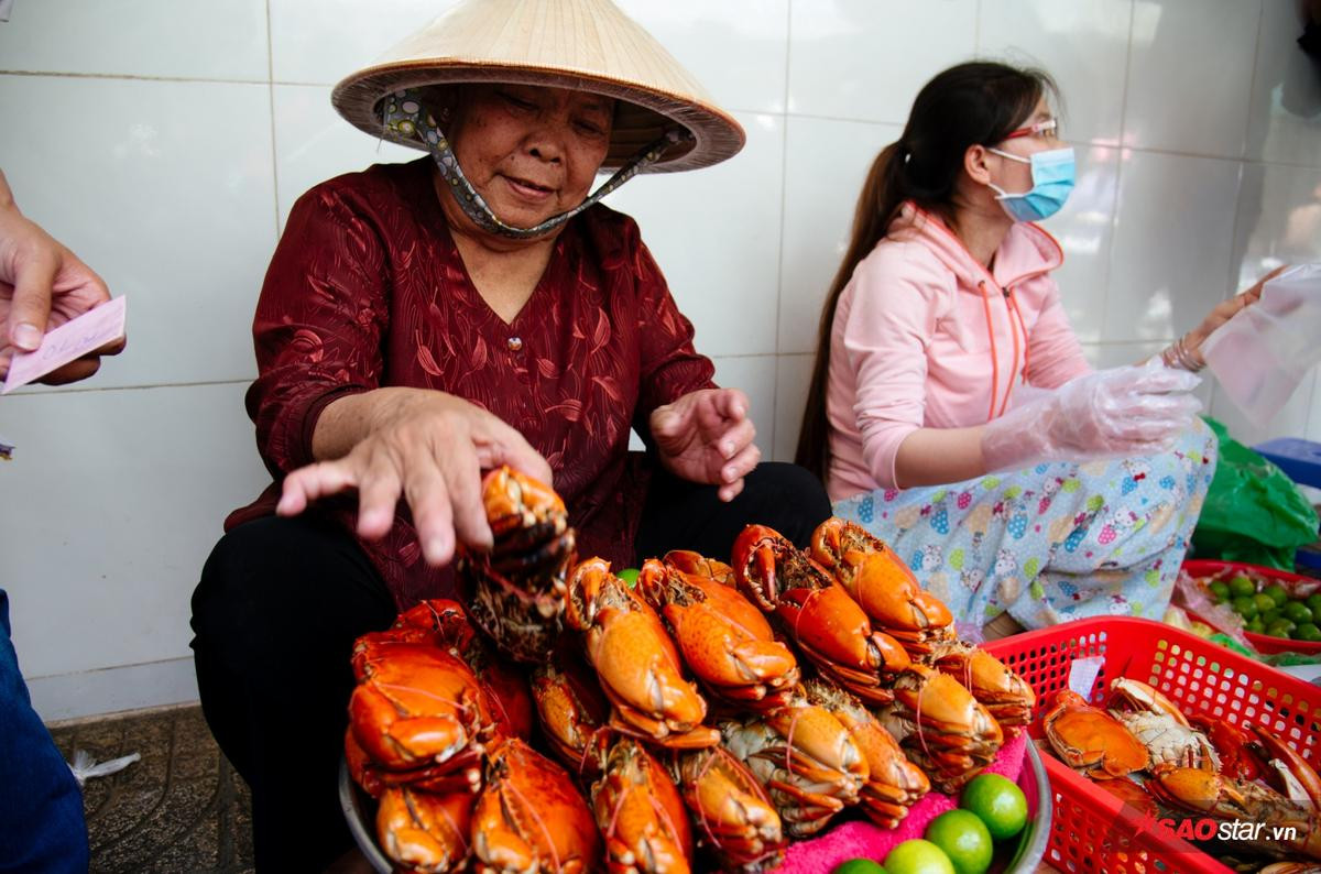 Bị tố bán cua thúi, dì Ba lên tiếng: 'Cho thử trước khi mua, bao đổi trả nếu có vấn đề nhưng cô kia đến chửi mà không đem theo con cua nào' Ảnh 4