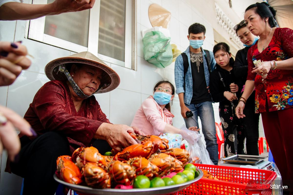 Bị tố bán cua thúi, dì Ba lên tiếng: 'Cho thử trước khi mua, bao đổi trả nếu có vấn đề nhưng cô kia đến chửi mà không đem theo con cua nào' Ảnh 1