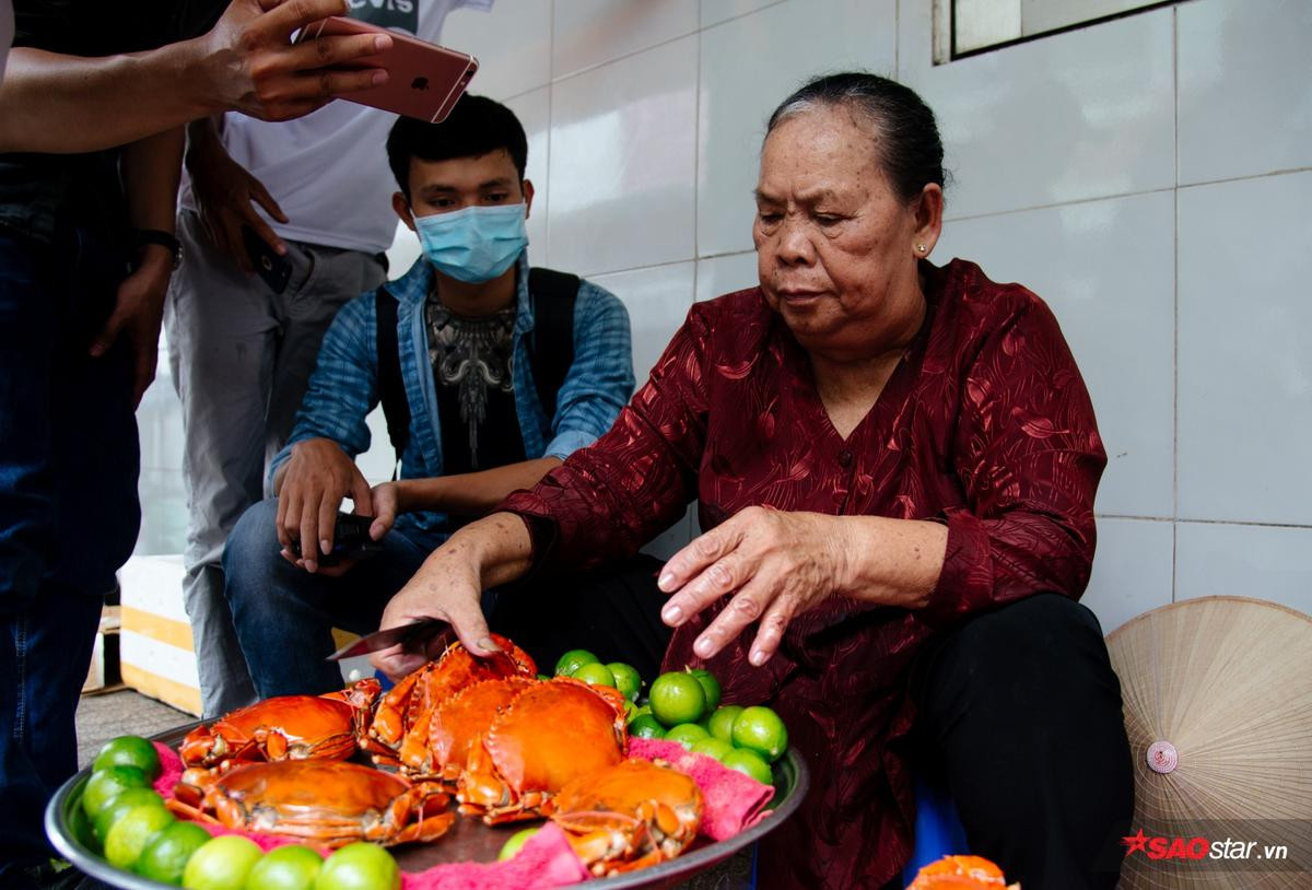 Bị tố bán cua thúi, dì Ba lên tiếng: 'Cho thử trước khi mua, bao đổi trả nếu có vấn đề nhưng cô kia đến chửi mà không đem theo con cua nào' Ảnh 6