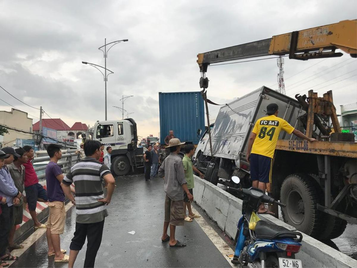 Xe container tông lật xe tải trên cầu vượt, Quốc lộ 1A tê liệt Ảnh 1