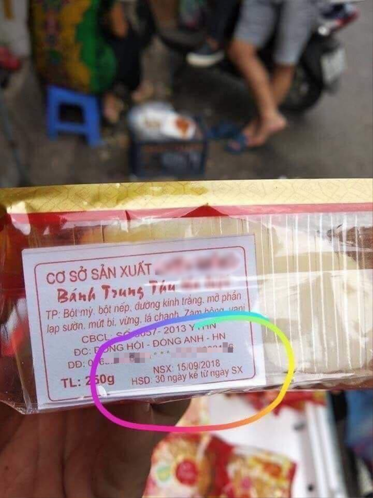 Chiếc bánh trung thu đến từ tương lai khiến dân mạng hoang mang khi thấy sản phẩm được bày bán trước cả ngày sản xuất Ảnh 2