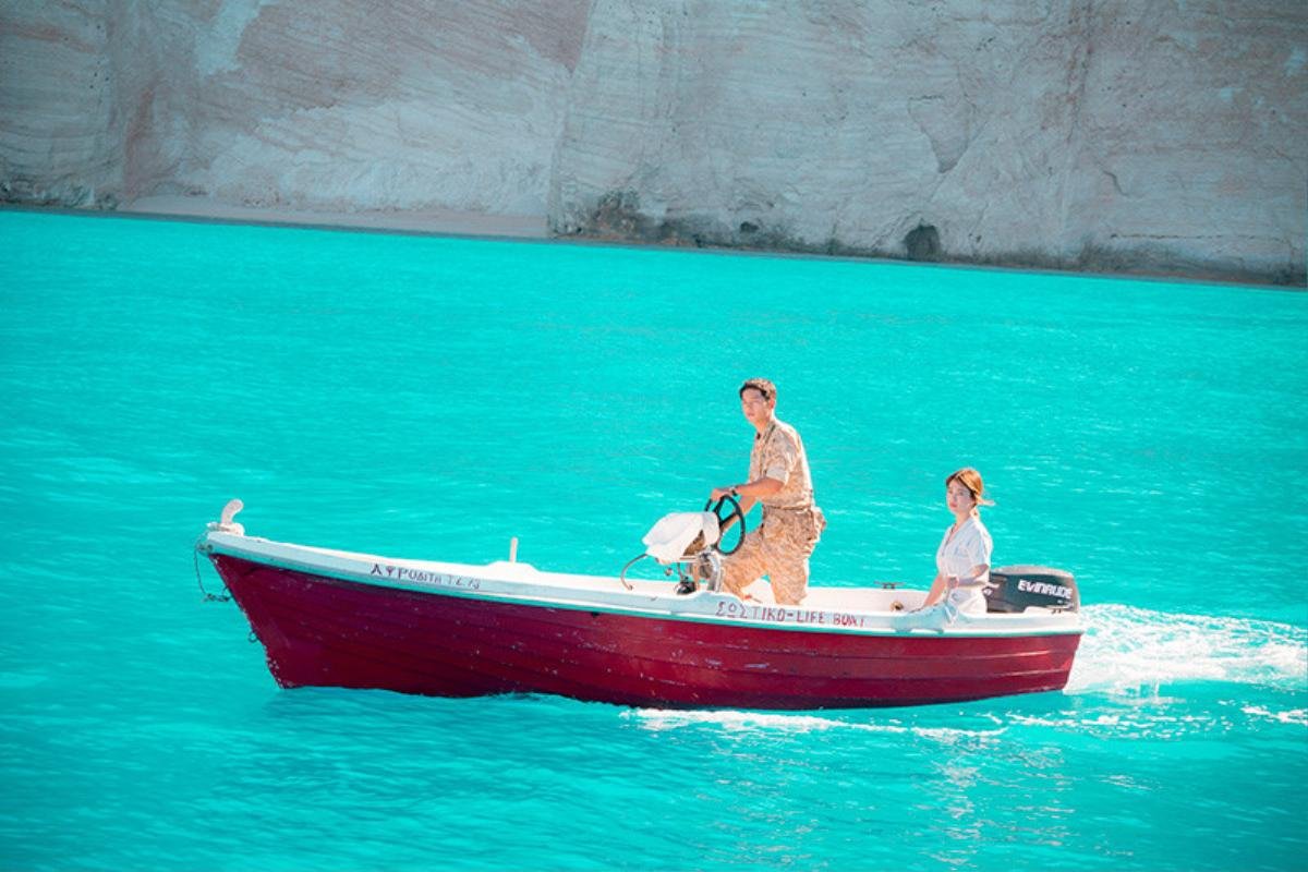 Núi đá vôi nơi quay ‘Hậu duệ mặt trời’ tại Hy Lạp bất ngờ bị lở khiến nhiều khách du lịch bị thương Ảnh 2