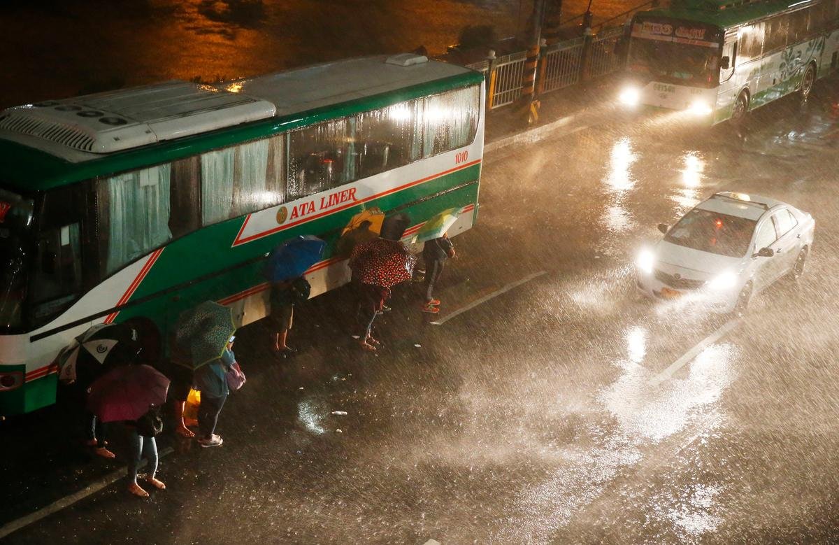 Siêu bão Mangkhut kinh hoàng tới mức 'có thể nhấc bổng một chiếc Boeing 737' Ảnh 1