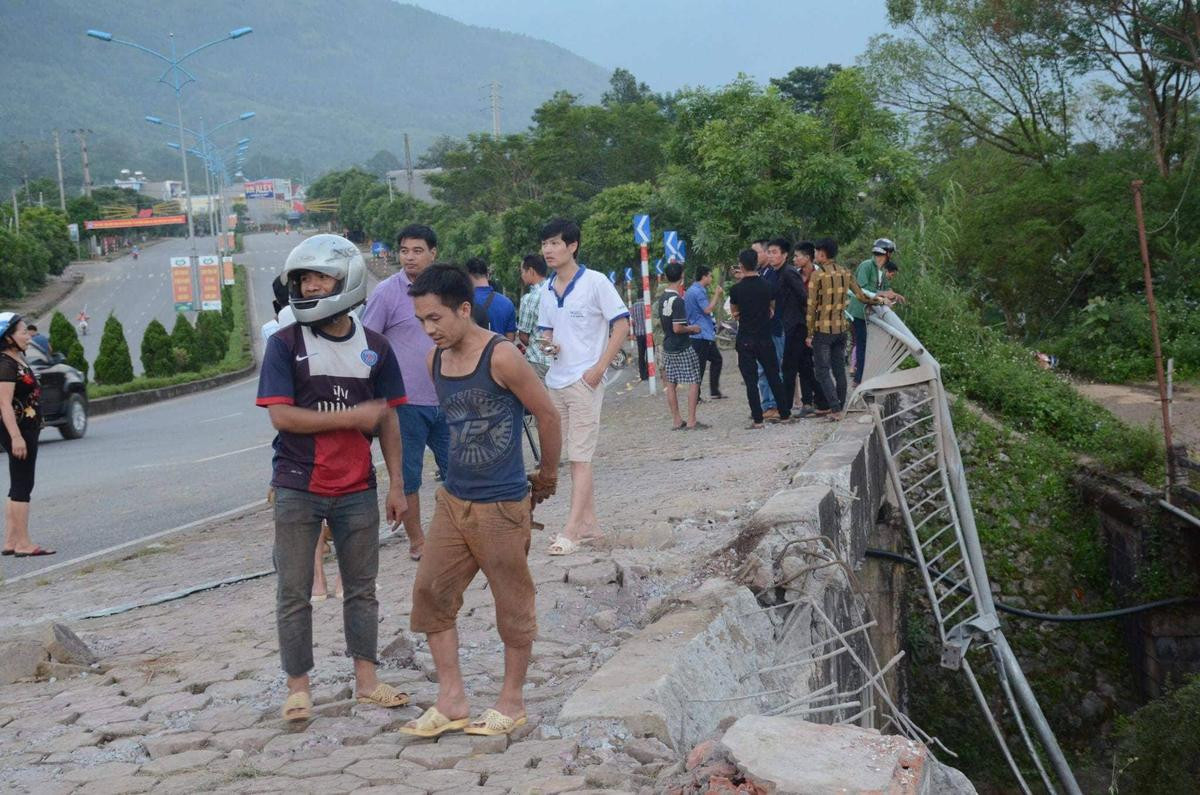 Vụ tai nạn 13 người tử vong ở Lai Châu: 'Trước khi va chạm ô tô khách, xe bồn bấm còi liên tục, mở cửa hét mọi người tránh ra' Ảnh 1