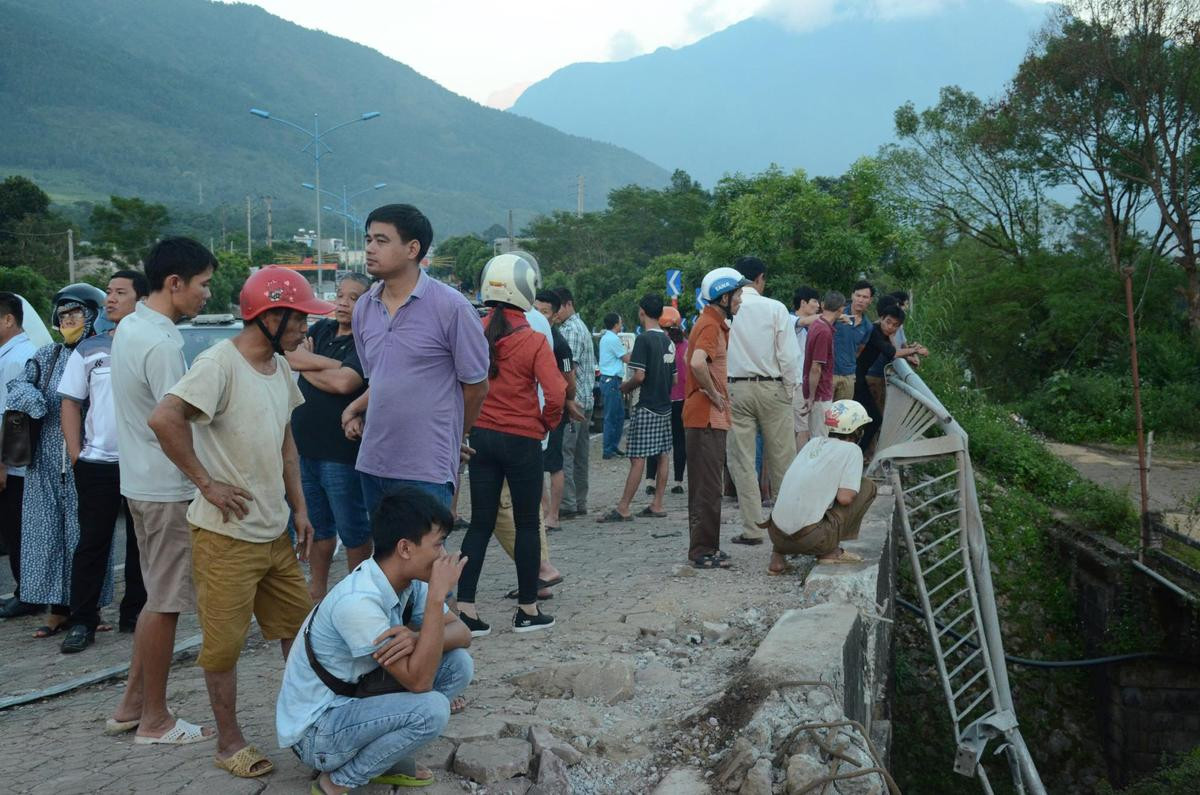 Tang thương bao trùm nhà xác bệnh viện sau cái chết của 13 nạn nhân trong vụ tai nạn thảm khốc ở Lai Châu Ảnh 3