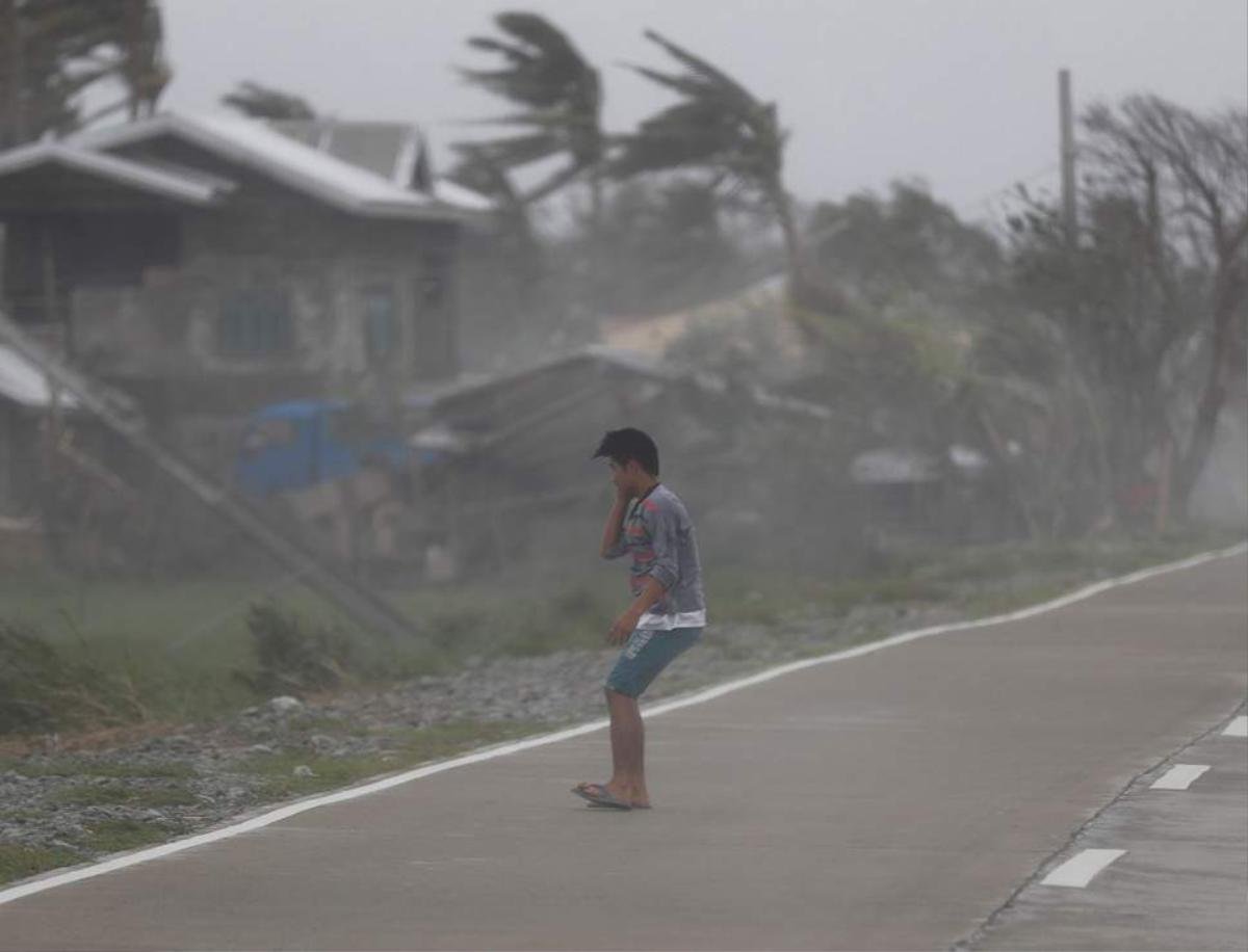 Mangkhut sắp vào Hong Kong sau khi 'càn quét' Philippines khiến ít nhất 12 người chết Ảnh 1