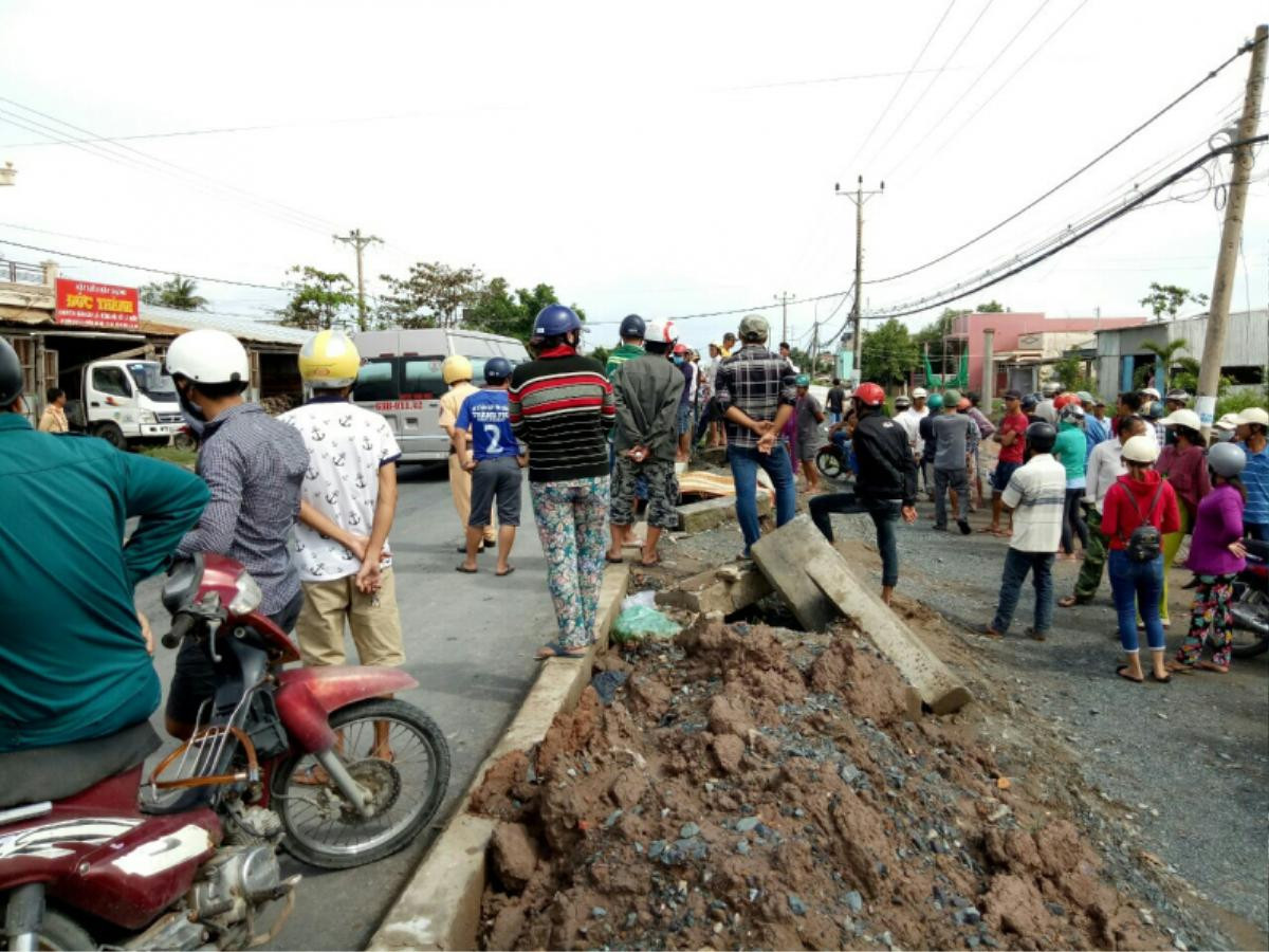 Phát hiện thi thể người đàn ông nằm dưới góc khuất của dải phân cách Ảnh 1