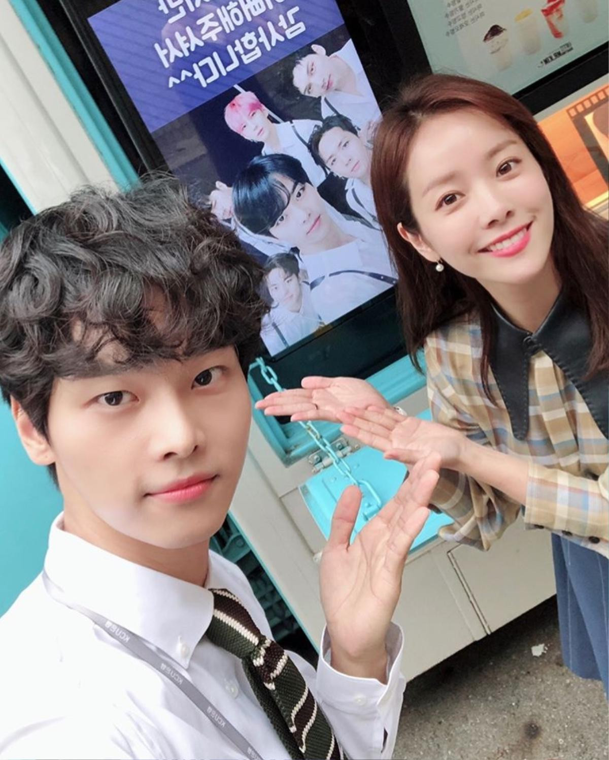 Kim Go Eun cùng VIXX khiến Han Ji Min và N bất ngờ với xe tải đồ ăn tại phim trường 'Người vợ thân quen' Ảnh 6