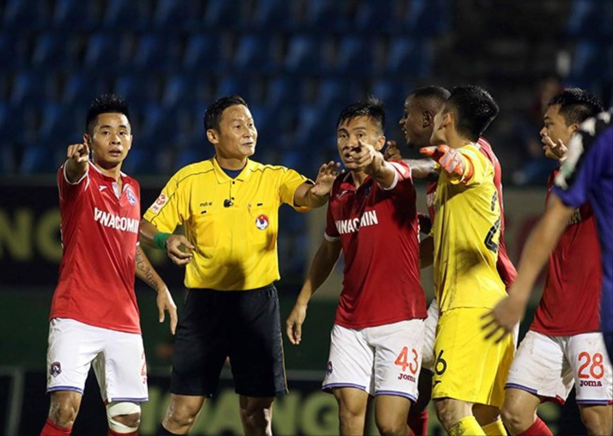 Nhiều vấn đề ở công tác trọng tài, đã đến lúc V-League cần sử dụng công nghệ V.A.R? Ảnh 1