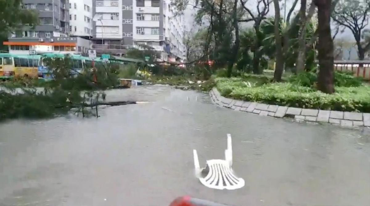 Hong Kong, Trung Quốc tan hoang do Mangkhut, bắt đầu khắc phục sau bão Ảnh 6