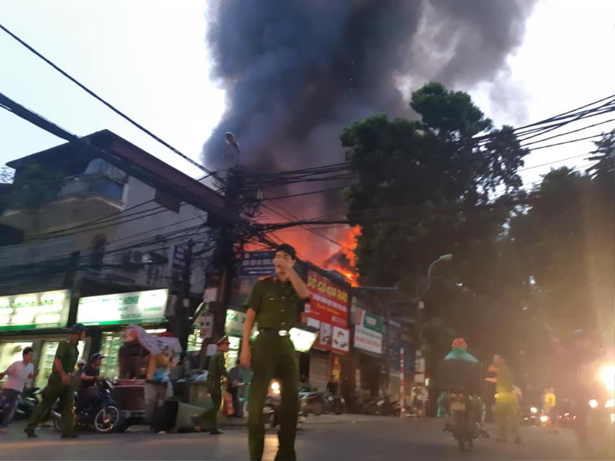 Cận cảnh hiện trường đám cháy kinh hoàng trên phố Đê La Thành, ít nhất 6 ngôi nhà có nguy cơ cháy rụi hoàn toàn Ảnh 6