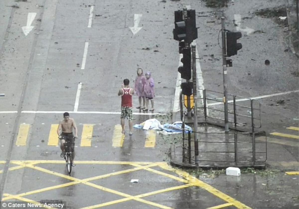 Cha bắt hai con tạo dáng để chụp ảnh giữa siêu bão Mangkhut gây phẫn nộ Ảnh 3