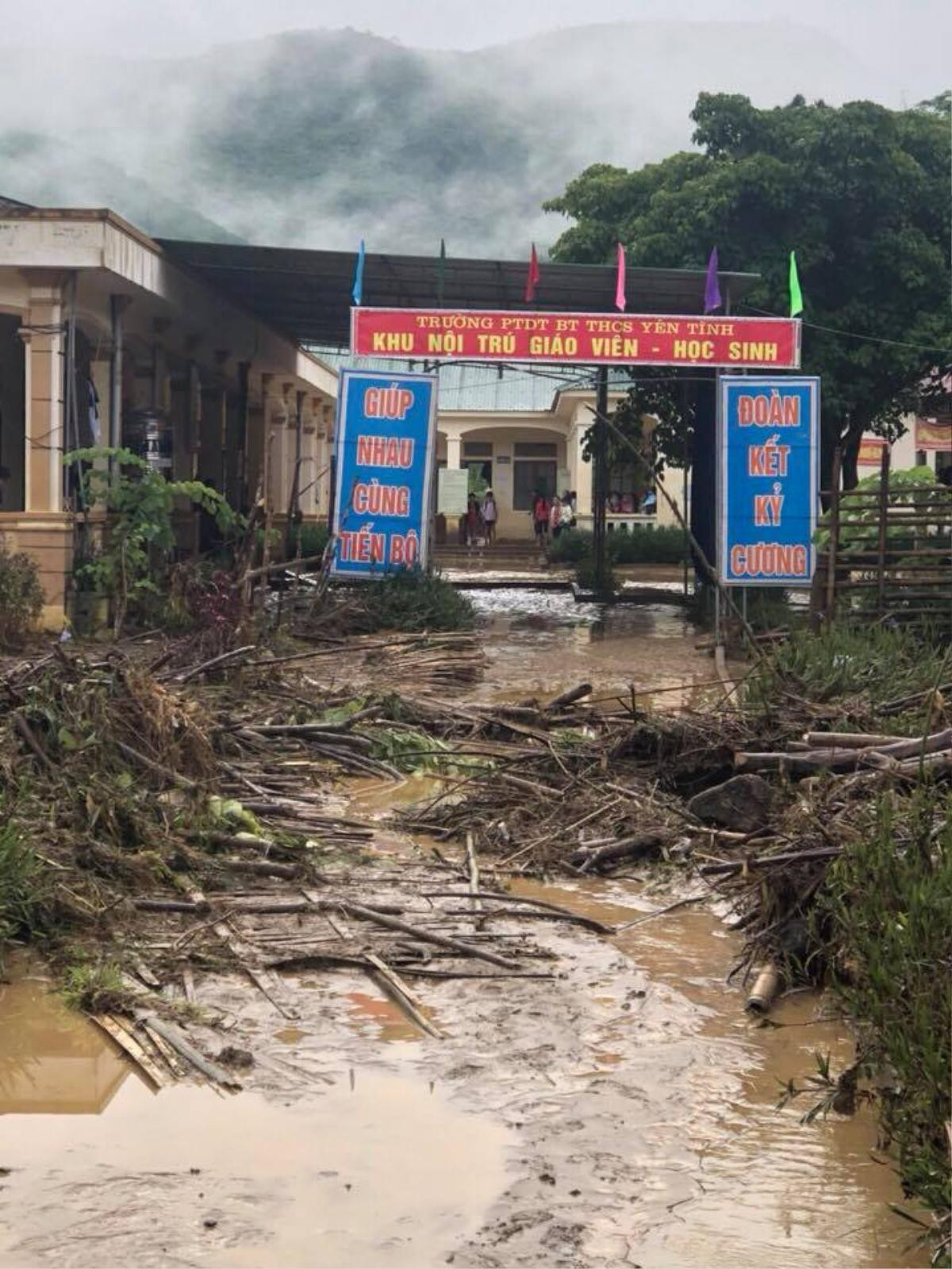 Lũ quét kinh hoàng trong đêm, giáo viên dẫn học sinh bỏ chạy Ảnh 1