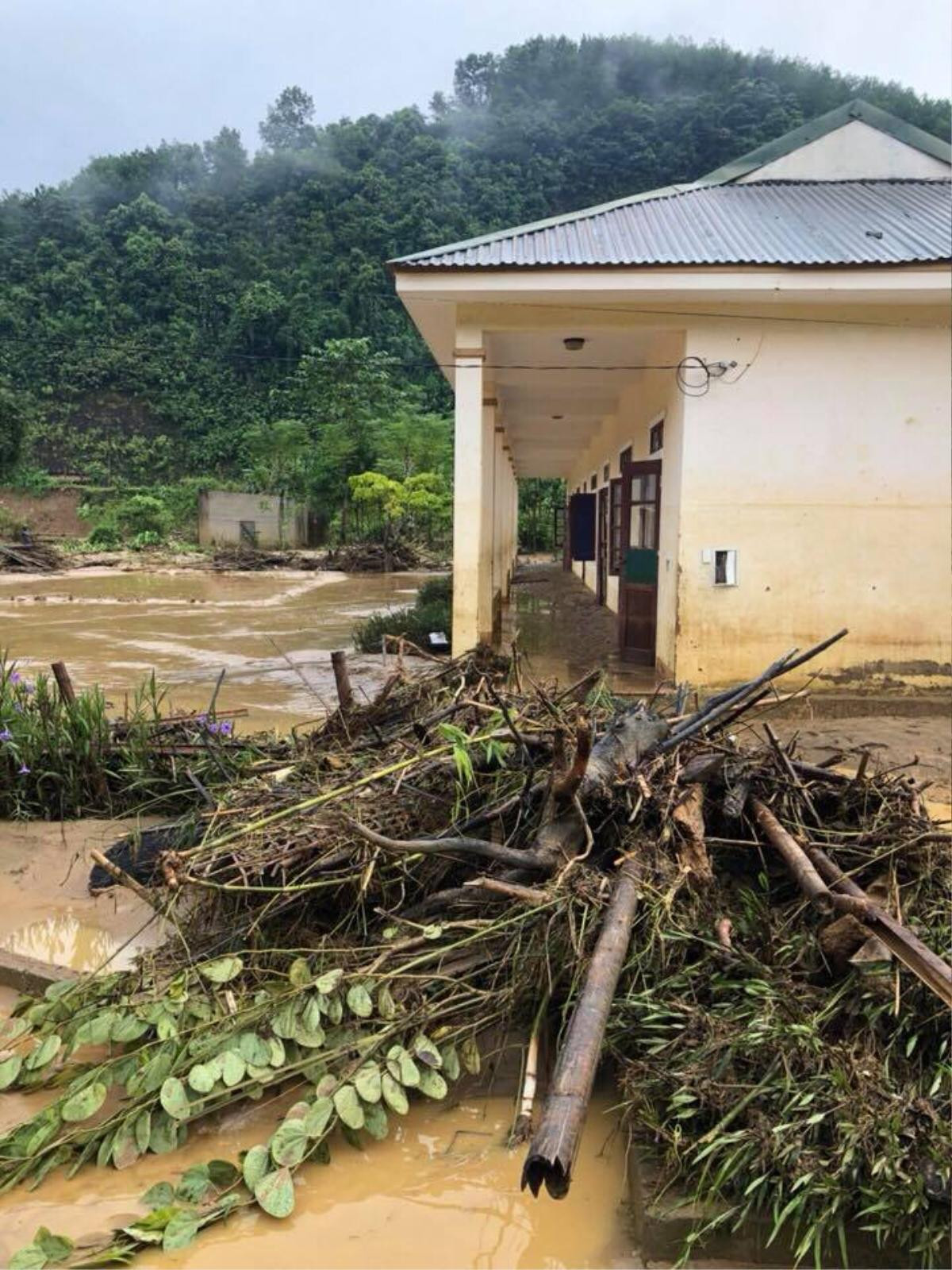 Lũ quét kinh hoàng trong đêm, giáo viên dẫn học sinh bỏ chạy Ảnh 3