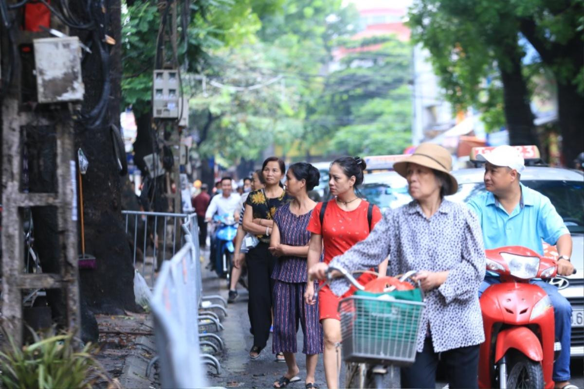 Nước mắt người bệnh nghèo sau hoả hoạn ở Đê La Thành: 'Bệnh án, tiền bạc cháy trụi cả rồi, giờ chúng tôi biết đi về đâu?’ Ảnh 5