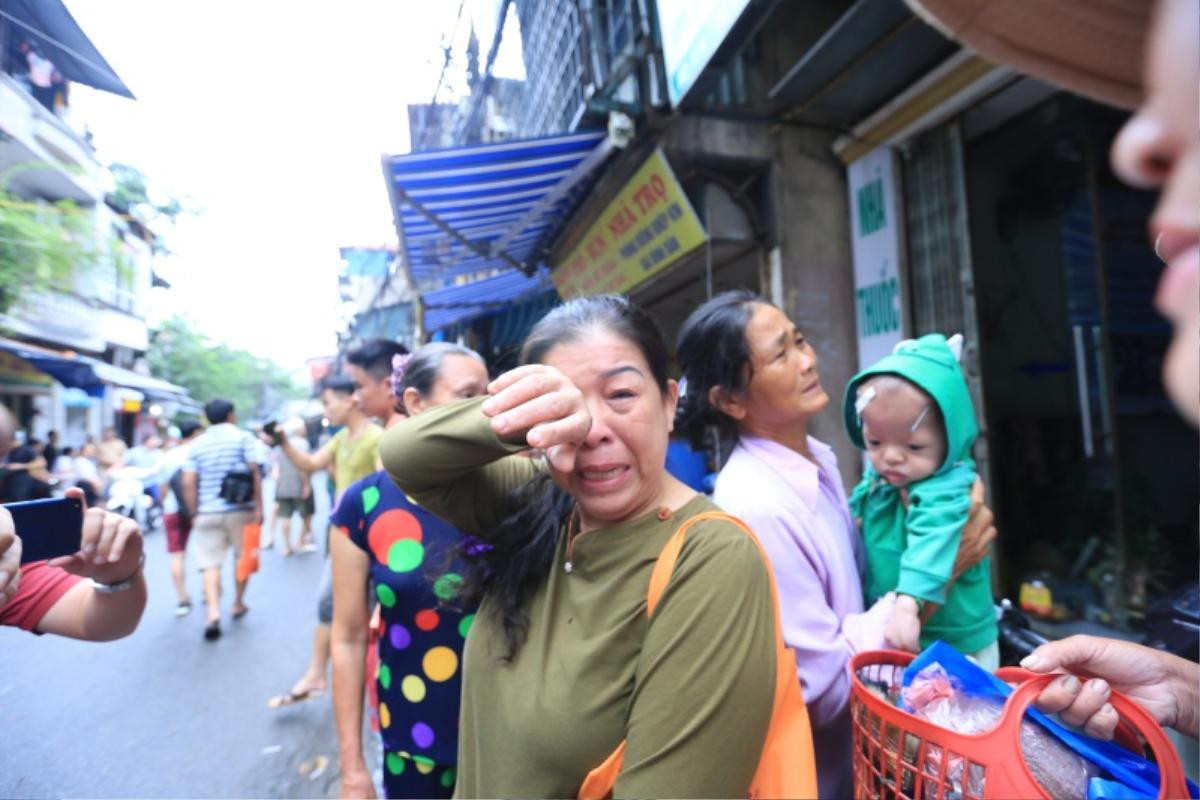 Nước mắt người bệnh nghèo sau hoả hoạn ở Đê La Thành: 'Bệnh án, tiền bạc cháy trụi cả rồi, giờ chúng tôi biết đi về đâu?’ Ảnh 10