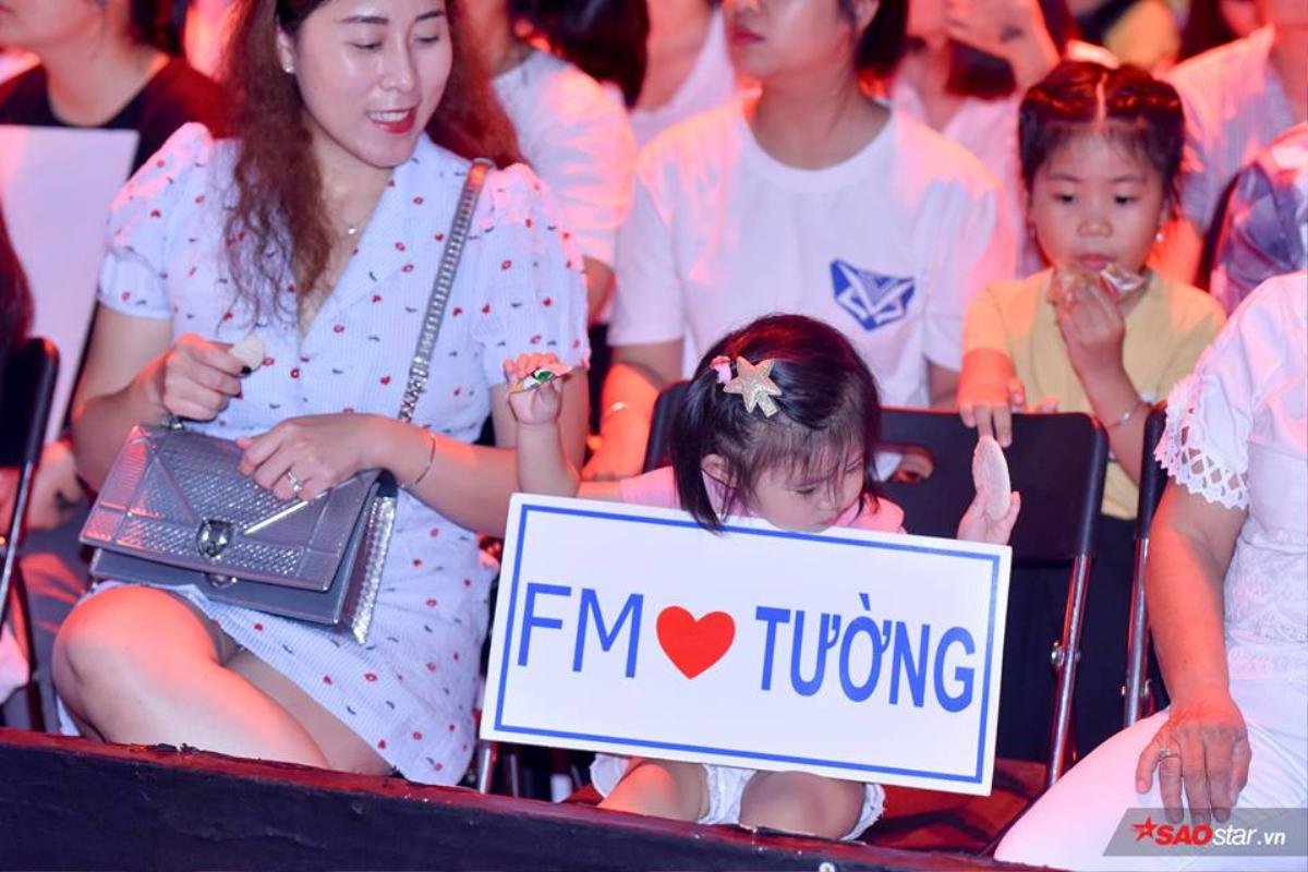 Khoảnh khắc 'đốn tim' Vũ Cát Tường: Fan nhí tay cầm bánh vẫn quyết kẹp chặt không buông bảng cổ vũ! Ảnh 4